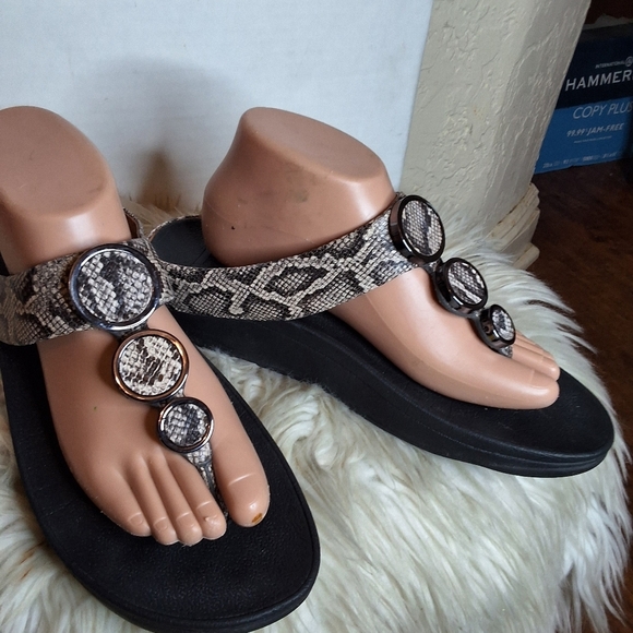 Fit Flop Faux Snake Halo Platform Sandals 9 - Picture 2 of 9
